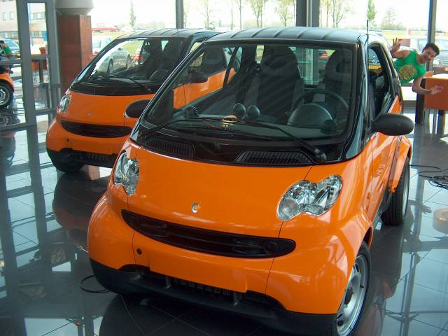Oranje gewrapte Smart wagens