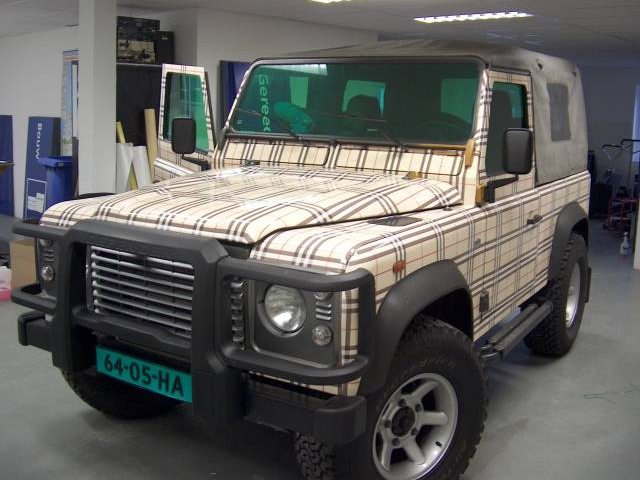 Land Rover Defender met Burberry-patroon wrap